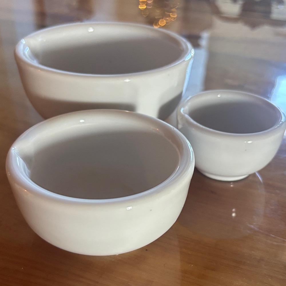 Set of 3 HIC Japan Porcelain and Mortar Nesting Bowls with Pour Spout